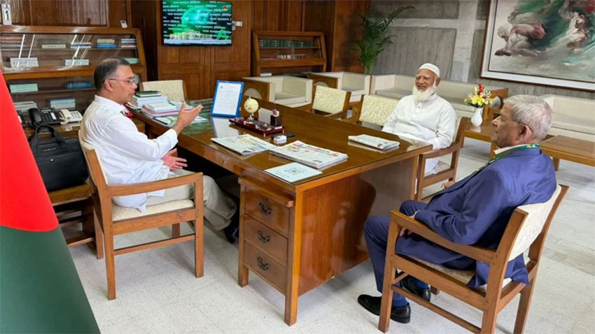 সাক্ষাৎ শেষে বিরোধীদলীয় নেতাকে এগিয়ে দিলেন প্রধানমন্ত্রী